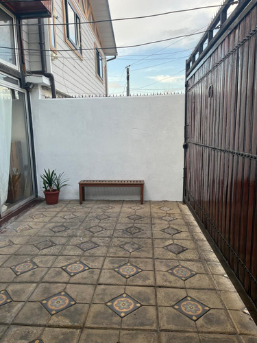Casa Muy Bonita, Sector Tranquilo, Locomoción A 2 Cuadras.