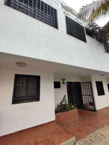 Imagen 1 de 12 de Tonw House. 110mts. 4habitaciones,3 Baños, 2puesto.