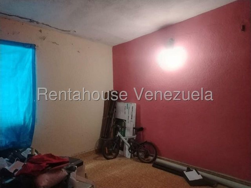 % Raiza Suarez Vende Excelente Propiedad Ubicada En Villas De Yara 2 5 9 9 0 6 Consta De 3 Habitaciones 2 Baños Acabados Modernos Y Todos Los Servicios Básicos Comunícate Por Favor!