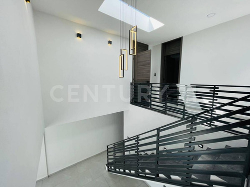 Venta Casa En Privada 3 Recamaras, 3 Baños, Con Jardín Y Sótano, Zona Cholula