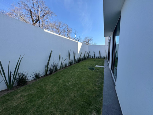 Exclusiva Casa En Venta, Moderna Casa Amplia Con Excelente Ubicación En La Exclusiva Zona Residencial De Metepec