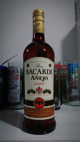 Botella Vacía De Ron Bacardi Añejo De 750ml Con Tapa.