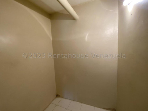 Alquilo Excelente Local Comercial De 1 Solo Nivel Y 1 Solo Ambiente A Pie De Calle Con Fachada Frontal Y Vitrina Directa Al Punto De Tránsito El Rosal !!! Ideal Para Diversos Modelos De Negocio..!!!