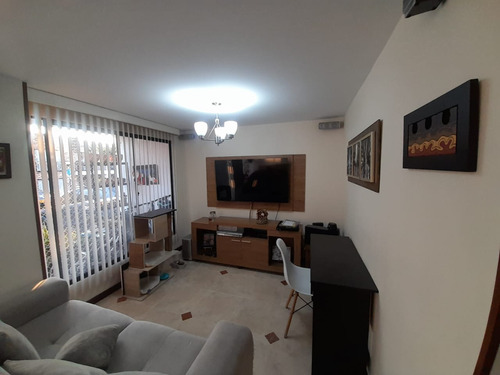 Casa En Venta En La Avenida Alberto Mendoza (279055184).