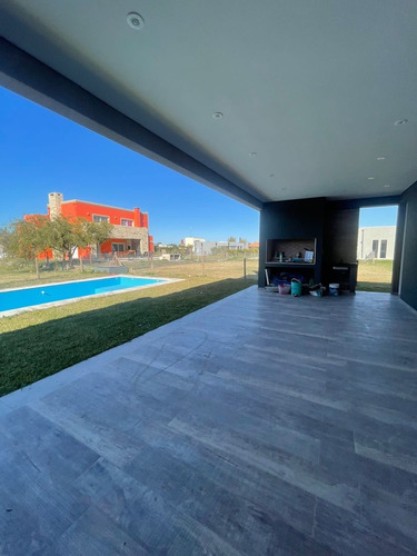 Imagen 3 de 16 de Hermosa Casa Minimalista A La Venta En Barrio Los Talas