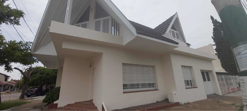 Imagen 1 de 13 de Hermoso Chalet En Esquina , Zona Centrica De Llavallol