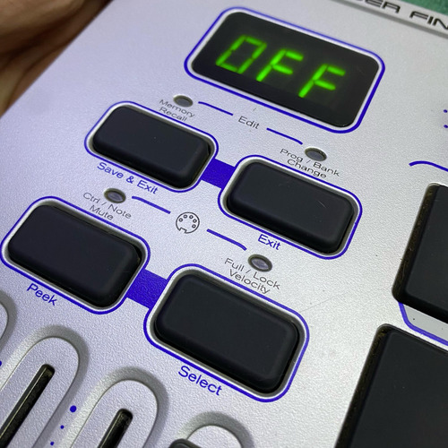 Controladora M Audio Trigger Finger Sampler Cinza