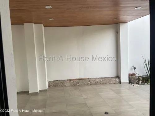 Casa Con Cuarto De Servicio, 4 Recámaras, Área De Tv. Cumbres Del Lago - Venta Rah2204