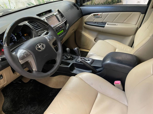 Toyota Hilux SW4 3.0 SRV 4X4 7 LUGARES 16V TURBO INTERCOOLER DIESEL 4P AUTOMÁTICO