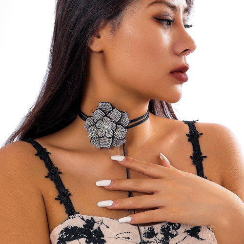 Collar De Cadena Larga Con Flores De Diamantes De Imitación