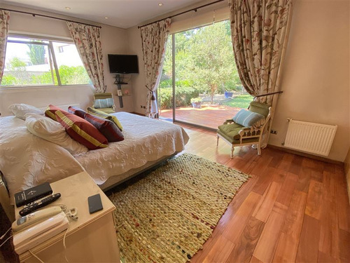 Casa En Venta De 5 Dorm. En Colina