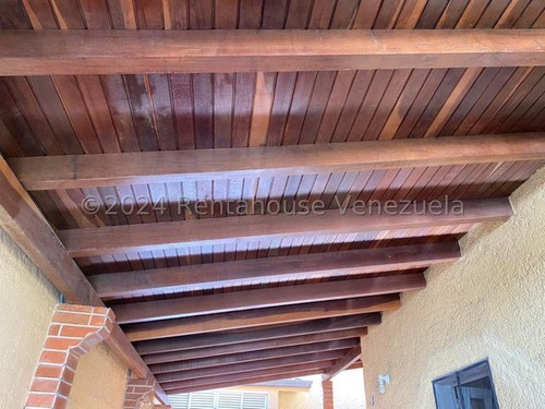 Townhouse En Venta Remodelado Urbanización Santa María Los Teques