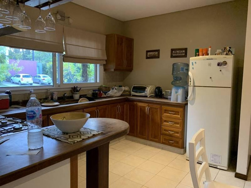Muy Linda Casa En Lote Interno En Santa Catalina