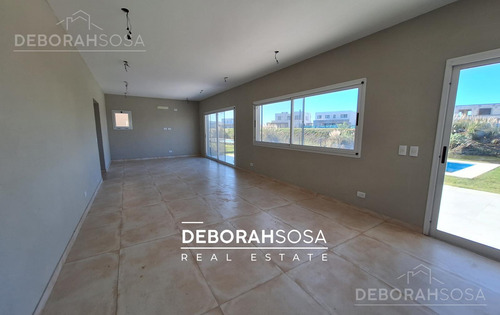 Casa En Venta En Barrio-el Canton -al Agua-zona Norte -a La Laguna-escobar