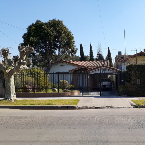 Casa A La Venta En Burzaco A Metros De Av. Espora 