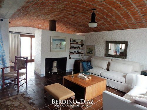 Hermosa Y Muy Amplia Casa Estilo Tradicional Ubicada En La Zona Mas Exclusiva De Punta Del Este- Ref: 25