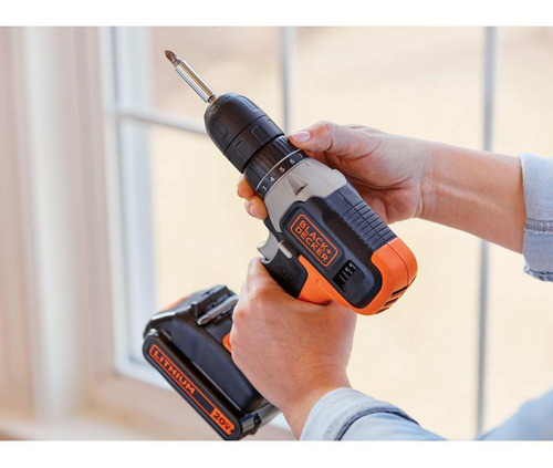Imagen 3 de 4 de Taladro atornillador inalámbrico de 10" Black+Decker BCD702C1 20V + 1 batería de 1.5Ah + accesorios con caja de cartón 110V/220V