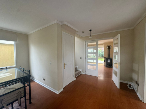 Arriendo Amplia Casa En Condominio!! 2 Estacionamientos!