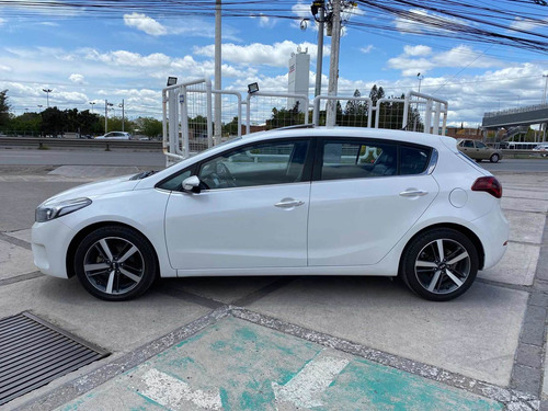 Imagen 7 de 13 de Kia Forte 2.0 Hb Sx Mt 2017