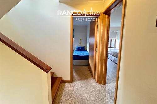 Casa En Venta En Los Arrayanes, Isla Teja Sur, 3 Niveles