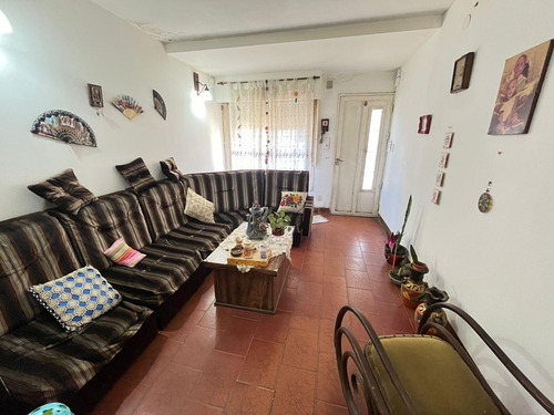 Venta Casa De 2 Dormitorios Con Garage Doble En Barrio Sarmiento
