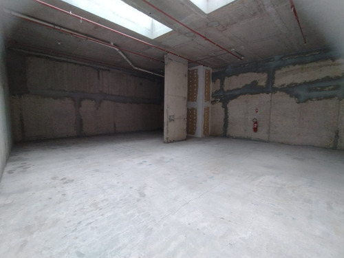 Increíble Local Comercial De 974m2 En Arriendo En Vitacura.
