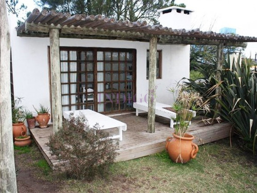 Casa En Venta La Barra, 4 Dormitorios , Muy Cerca De La Posta Del Cangrejo.- Ref: 180