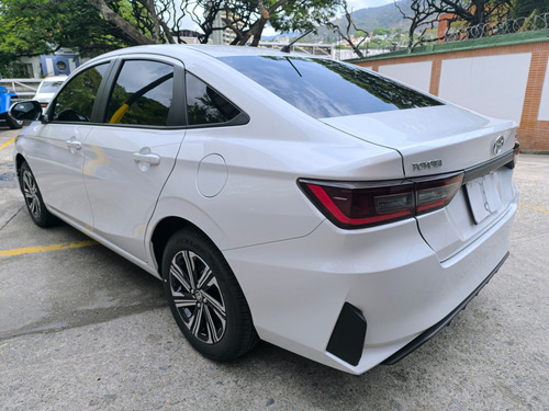 Toyota Yaris E Blanco Perlado