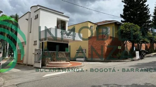 Casa En Venta En Versalles. Cod V61639