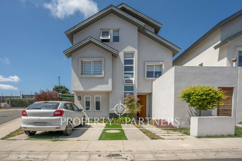 Estupenda Casa En Condominio Con Piscina .