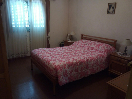 Imagen 4 de 12 de Casa De 3 Amb + Depto 2 Amb C/ Fondo Libre. Lote 10x30 Mts
