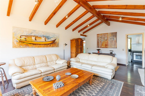 Cómoda Casa Con Distintos Ambientes Interiores Y Exteriores