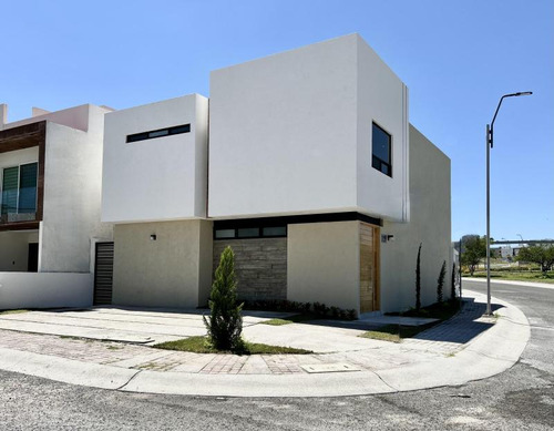 Estrena Moderna Casa En Juriquilla! Se Localiza En Esquina Y Frente A Área Verde!