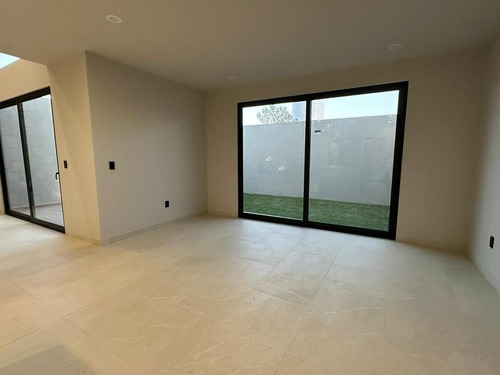 Se Vende Hermosa Residencia Con Diseño De Autor En Lomas De Juriquilla