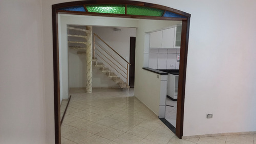 Casa Grande E Espaçosa Com Terraço E Churrasqueira Com Ótima Localização