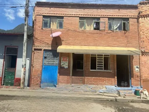 Vendo Casa De Dos Pisos, En Regular Estado, Con Gran Potencial Y Ubicación Estratégica En Choachí- Cundi. Frente Al Polideportivo, A Tres Cuadras Del Centro, Por La Vía Que Conduce A Los Termales.