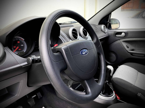 Imagem 8 de 13 de Ford Fiesta 1.6 Se Sedan 16v Flex 4p Manual