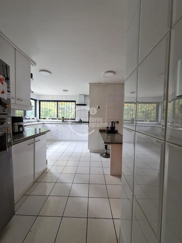 Casa En Venta De 6 Dorm. En Las Condes