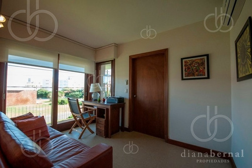 Casa En Punta Del Este, Playa Mansa, 4 Dormitorios , Piscina Y Barbacoa.- Ref: 43287
