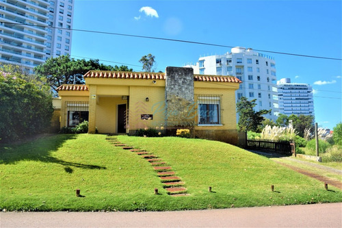 Imagen 2 de 19 de Casa En Brava, 4 Dormitorios *