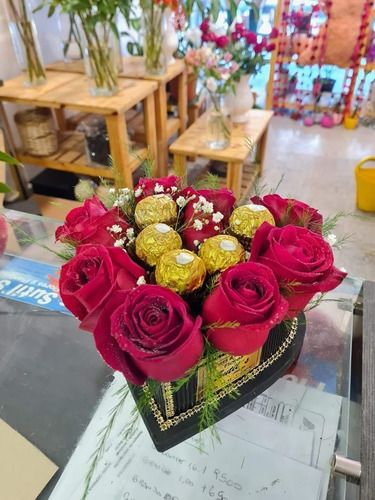 Caja Corazón De Rosas Naturales Y Bombones