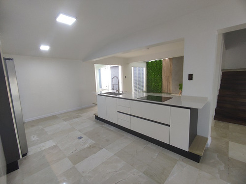 Lm Vende Casa En La Urb. La Trigaleña, Valencia.