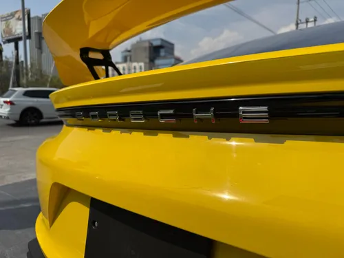 Porsche Gt4 Amarillo 2020