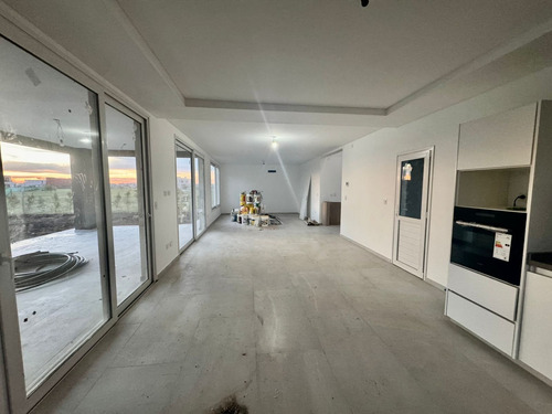 Venta De Casa A Estrenar En Barrio Cerrado Village Joven