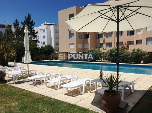 Imagen 1 de 12 de Apartamento En Primera Linea, Playa Mansa, 2 Dormitorios *