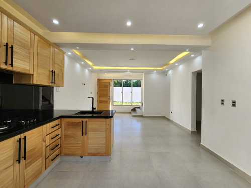 Vendo Exclusivo Y Elegante Complejo De Villas Y Townhouses En Juan Dolio A 3 Minutos De La Playa Hemingway, República Dominicana