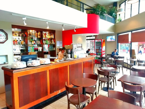 Imagen 1 de 3 de Bar Cafe Restaurante En Esquina