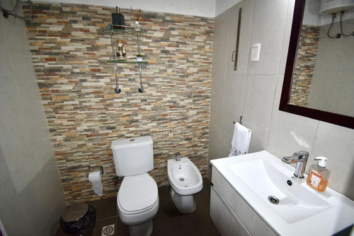 Casa En Venta En Peñarol (aparicio Saravia Esquina Lamartine) A 3 Cuadras De Av. Garzón.