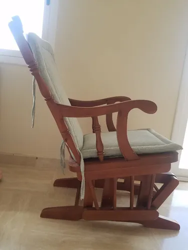 Mecedora Con Taburete (Usado)
