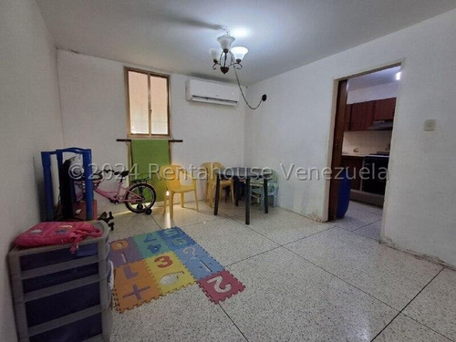 Apartamento Ubicado En Zona Central De La Ciudad De Maracay 24-29044 Irrr